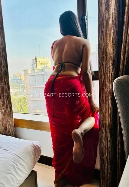 Hobart escorts Evelyn — 2