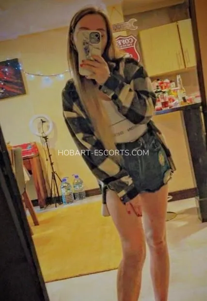 Hobart escorts Gun — 2