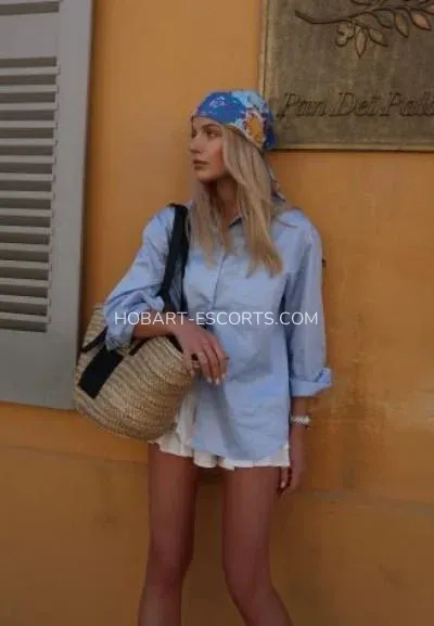 Hobart escorts Linnéa — 3