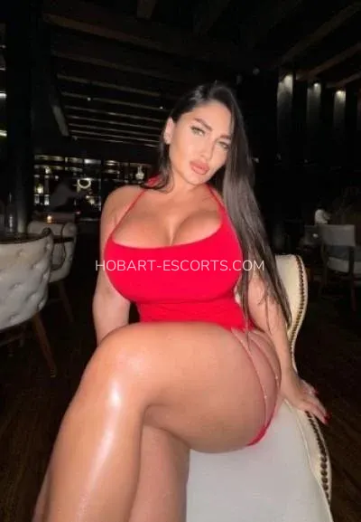 Hobart escorts Linnéa — 5