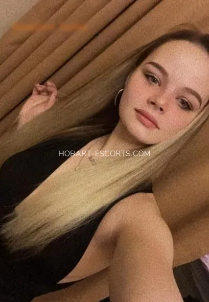 Hobart escorts Gun — 1