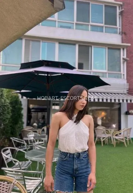 Hobart escorts Peyton — 3