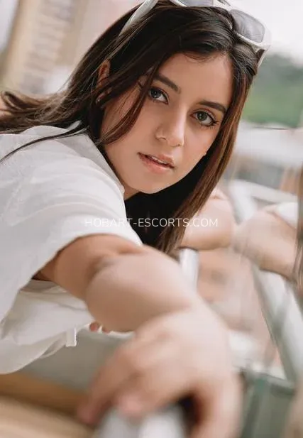 Hobart escorts Linnéa — 4