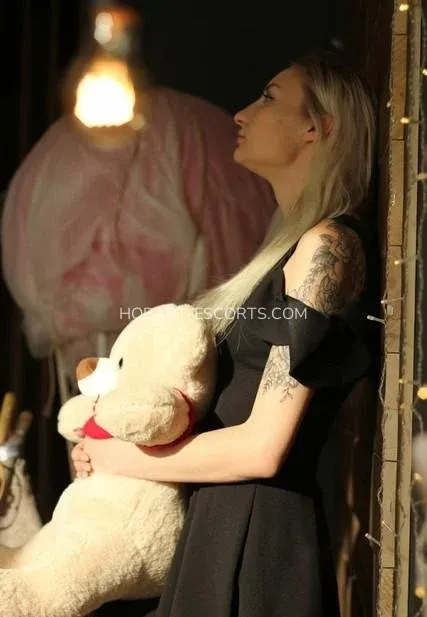 Hobart escorts Payton — 1