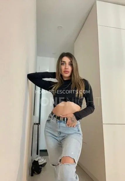 Hobart escorts Märta — 2
