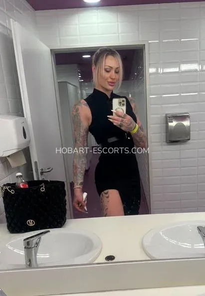 Hobart escorts Elise — 3