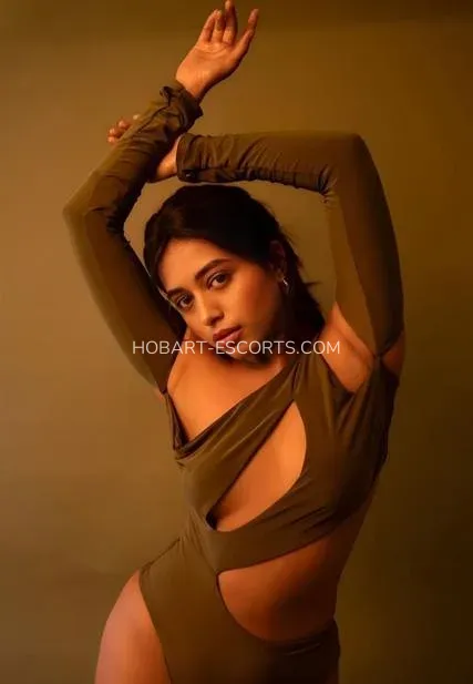 Hobart escorts Linnéa — 5