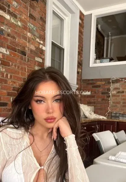 Hobart escorts Ellinor — 1