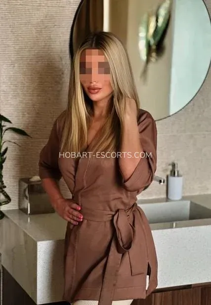 Hobart escorts Oriana — 4