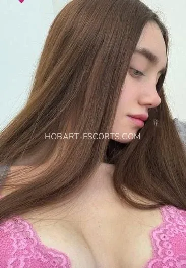 Hobart escorts Märta — 1